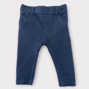 Pantalon bébé bleu marine effet jean, coupe legging avec poches décoratives et taille confortable. Mots D'Enfants, 6 mois d'occasion