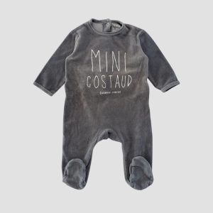 Dors-bien bébé gris en velours avec message « Mini costaud comme papa », manches longues et pieds intégrés. Kiabi, 9 mois d'occasion