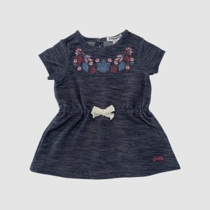 Robe bébé effet jean bleu avec broderies de fleurs, nœud en dentelle blanche et manches courtes. Creeks, 3 mois, d'occasion