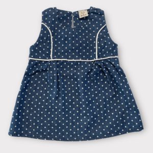 Robe bébé en jean bleu à pois blancs, sans manches, avec liserés blancs et coupe évasée. Boite à Malices, 6 mois d'occasion