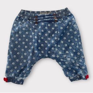 Pantalon bébé effet jean délavé avec motif petites fleurs blanches, taille élastiquée et nœuds rouges en bas de jambes. Orchestra, 6 mois d'occasion