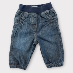 Pantalon bébé en jean bleu avec taille élastiquée, poches avant et poches arrière en forme de cœur. Obaïbi, 3 mois d'occasion