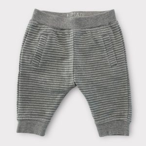 Pantalon bébé en molleton gris à fines rayures gris foncé, taille élastiquée et fausses poches décoratives. Kimadi, 3 mois d'occasion.