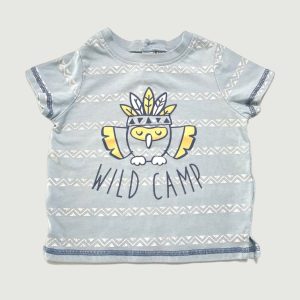 T-shirt bébé bleu ciel à manches courtes avec sérigraphie chouette indienne, motifs inca blancs et inscription Wild Camp. 9 mois d'occasion