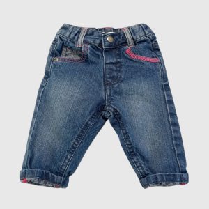 Pantalon bébé en jean effet délavé avec broderies fuchsia, poches avant et arrière, bas retroussés. Kimadi, 3 mois d'occasion