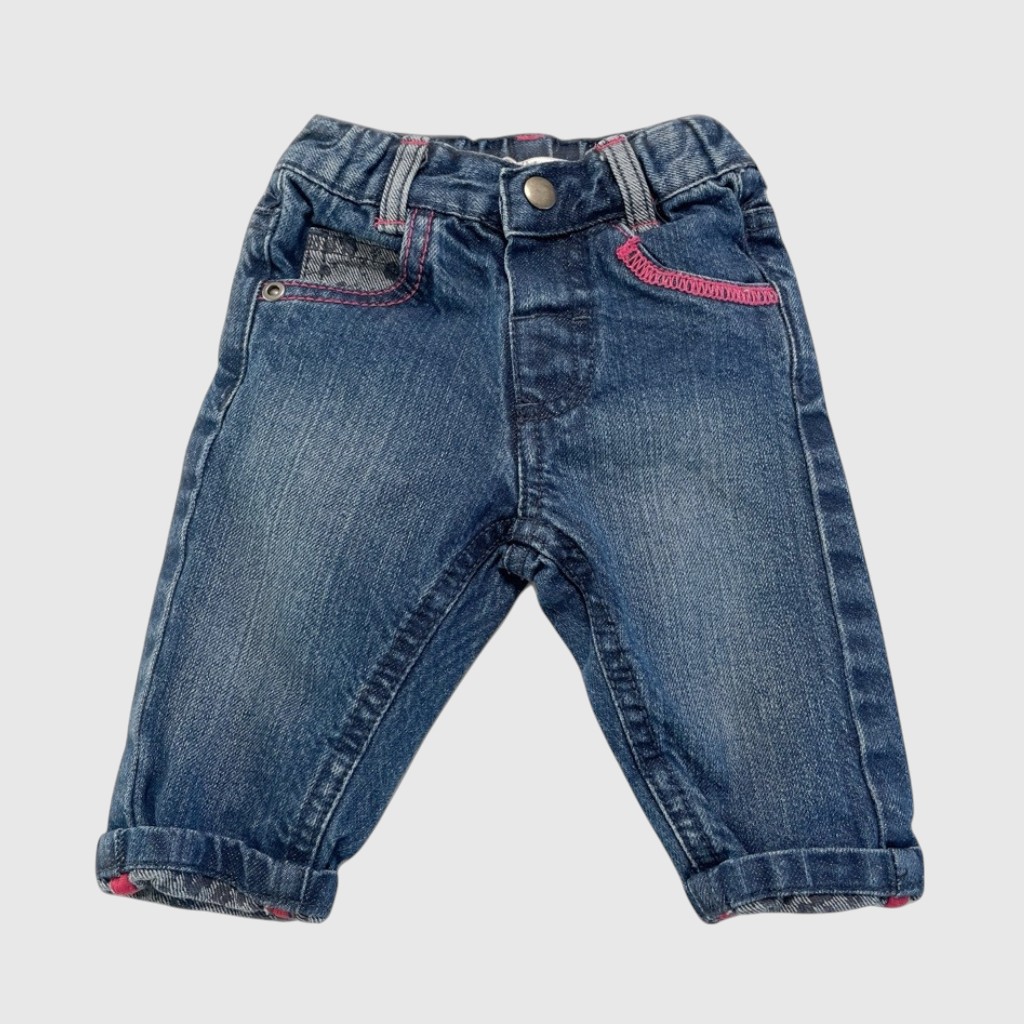 Pantalon bébé en jean effet délavé avec broderies fuchsia, poches avant et arrière, bas retroussés. Kimadi, 3 mois d'occasion