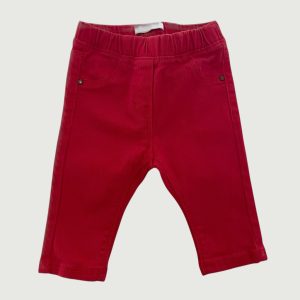 Pantalon bébé fille rouge coupe jean avec taille élastiquée, poches décorées de petites étoiles. Obaïbi, 6 mois d'occasion