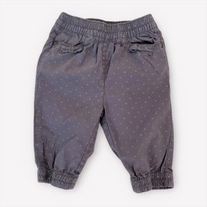 Pantalon pour bébé violet à pois, avec taille et bas de jambes élastiqués, poches décorées de petits nœuds. Seconde main.