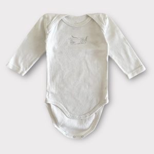 Body bébé blanc à manches longues avec fermeture à pressions et petit motif dinosaure sur le devant. Seconde main.