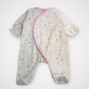 Dors-bien bébé blanc à motifs roses, avec ouverture croisée bordée de rose et manches longues. Seconde main.