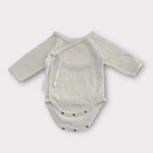 Body bébé blanc cassé à manches longues, fermeture cache cœur. Seconde main.
