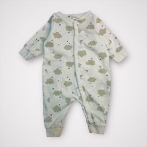Combinaison bébé blanche à manches longues avec motifs nuages, lunes et étoiles, fermeture à bouton-pression sur le devant. Seconde main.
