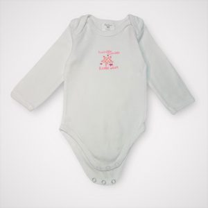 Body bébé blanc à manches longues avec fermeture à pressions et petit motif étoile rose sur le devant. Seconde main.