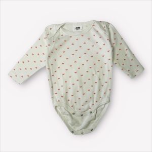 Body bébé blanc à manches longues avec fermeture à pressions et motifs petits cœurs roses. Seconde main.