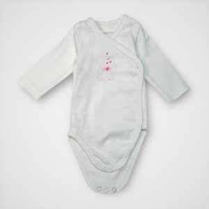 Body bébé blanc à manches longues avec ouverture croisée et motif central enveloppe rose. Seconde main.