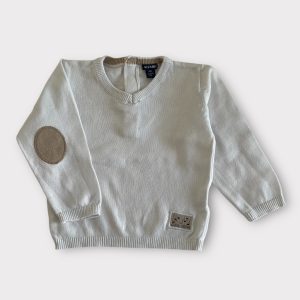 Pull bébé écru à manches longues, avec col en V, coudières camels et petit patch décoratif. Seconde main.