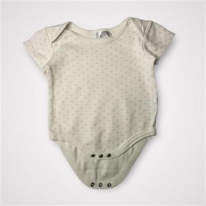 Body bébé beige à manches courtes avec petits motifs, fermeture à pressions à l’entrejambe. Seconde main.