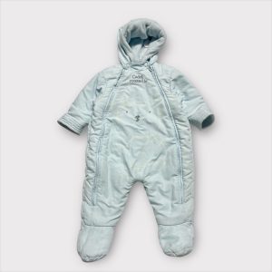 Combinaison bébé bleu ciel à manches longues avec pieds intégrés, capuche et motif ourson, doublée polaire et dotée d’une double fermeture. Seconde main.