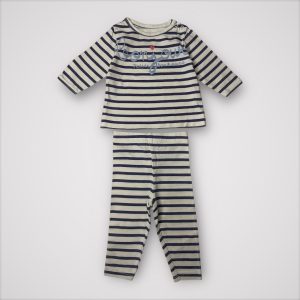 Ensemble bébé deux pièces style marinière, avec haut à manches longues rayé et pantalon assorti bleu marine et blanc. Seconde main.