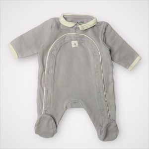 Dors-bien bébé gris clair à manches longues, avec col et biais blancs et fermeture par bouton-pression. Seconde main.