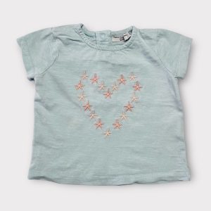 T-shirt bébé bleu ciel à manches courtes, avec broderies en forme de cœur composées de petites étoiles. Seconde main.