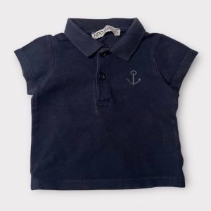 Polo bébé bleu marine à manches courtes avec col et broderie d’ancre sur la poitrine. Seconde main.