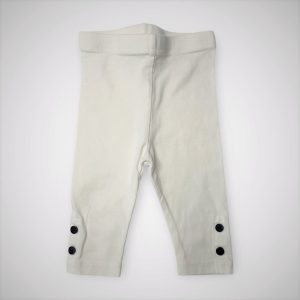 Legging bébé blanc avec taille élastiquée et boutons décoratifs en bas de jambes. Seconde main.