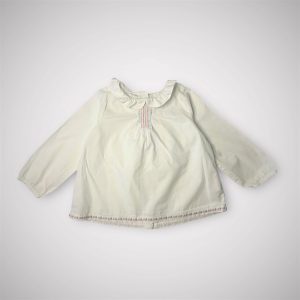 Blouse bébé blanche à manches longues, avec col "claudine" pinces et broderies colorées sur le devant et en bas. Seconde main.