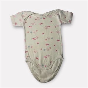 Body bébé blanc à manches courtes avec motifs cœurs et fées, fermeture à pressions à l’entrejambe. Seconde main.