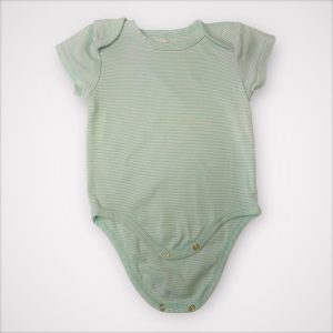 Body bébé blanc rayé vert turquoise à manches courtes avec fermeture à pressions. Seconde main.