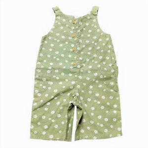 Combinaison bébé vert amande manches débardeur, avec des motifs répétés, des poches plaquées et une grande patte de boutonnage devant. Seconde main.