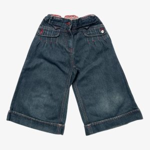 Jupe culotte enfant en jean foncé, poches rabat et revers au bas . Seconde main.