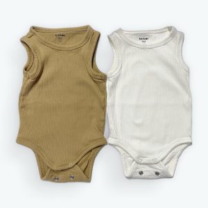 Lot de 2 bodys sans manches, l’un blanc et l’autre camel, en matière à effet maille. Seconde main.