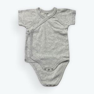 Body bébé à manches courtes gris avec pressions entrejambes. Seconde main.