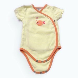 Body bébé à manches courtes rayé jaune et blanc, avec liserés orange, fermeture croisée et motif poisson fruit. Seconde main.