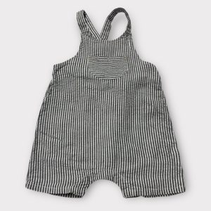 Salopette courte bébé rayée blanche et grise avec poches, dotée de pressions entrejambes. Seconde main.