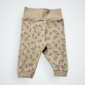 Pantalon bébé beige à taille élastiquée, imprimé ours avec inscriptions « Bear Hugs ». Seconde main.