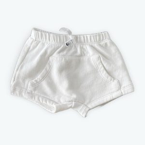 Short bébé blanc en maille poche centrale élastiqué à la taille. Seconde main.