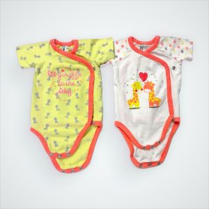 Lot de deux bodys bébé croisés devant, l’un blanc avec dessin girafe et l’autre jaune à motifs répétés petite girafe. Seconde main.
