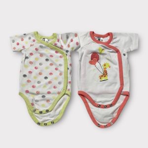 Lot de deux body bébé croisés devant, fonds blanc et motifs colorés. Seconde main.