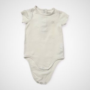 Body bébé blanc petite sérigraphie ton sur ton, pression entrejambes. Seconde main.