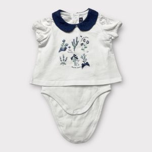 Body bébé blanc effet t-shirt, avec broderie sur le col marine et manches courtes élastiquées. Seconde main.