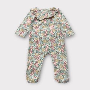 Dors-bien bébé à manches longues avec col volanté, imprimé floral multicolore sur fond clair. Seconde main.