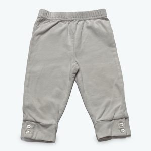 Jogging bébé gris crème, resserré au bas. Seconde main.