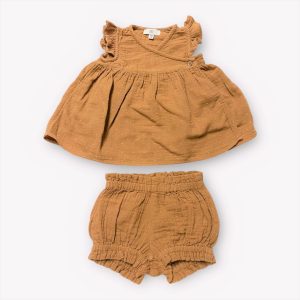 Ensemble bébé couleur rouille composé d’une robe sans manches à volants et d’un bloomer assortie en tissu texturé. Seconde main.