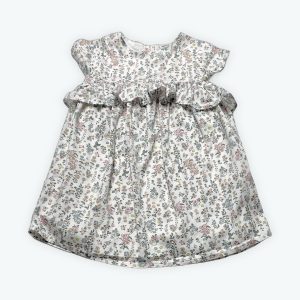 Robe bébé fond blanc fleuri pastel, petit volant à la poitrine. Seconde main.