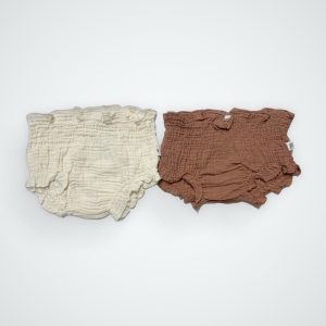 Lot short un crème le second marron, tissus gaufré élastiqué taille cuisses. Seconde main.