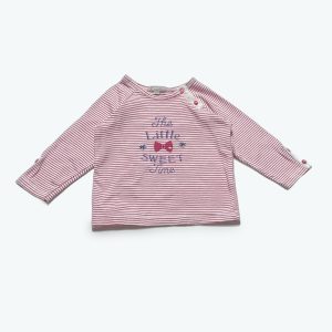 T-shirt bébé manches longues rayé rouge et blanc doté de patte de boutonnage devant et décoratives aux poignets. Seconde main.