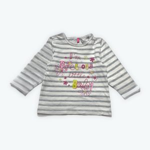 T-shirt manches longues rayé gris clair blanc avec une message central. Seconde main.