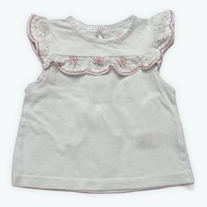 Débardeur bébé blanc volanté de broderie anglaise avec un filet de fuchsia. Seconde main.
